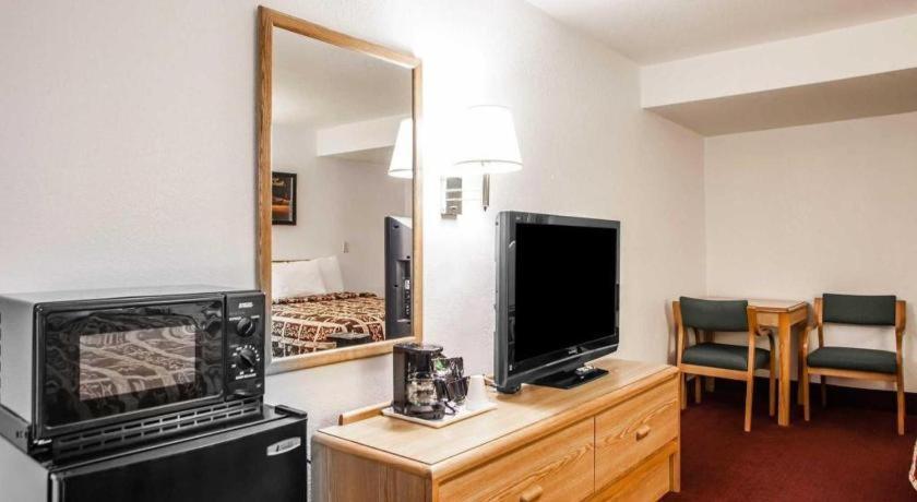 Econo Lodge Truman Inn Sedalia Eksteriør billede
